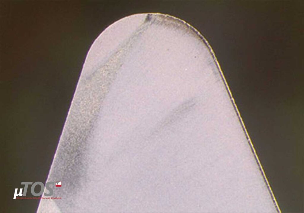 Detail eines Räumwerkzeugs mit glatter gerundeter Kante